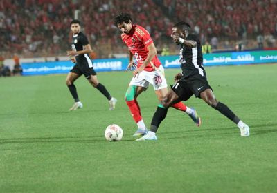 الأهلي يقتنص فوزاً مثيراً من أنياب البنك.. ويواصل صدارة الدوري