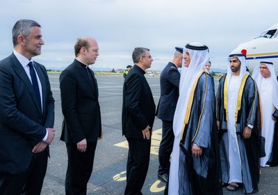 نيابة عن رئيس الإمارات.. سعود بن صقر يصل روما لحضور تنصيب البابا الجديد