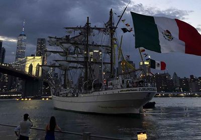 إصابات في اصطدام سفينة مكسيكية ضخمة بجسر بروكلين