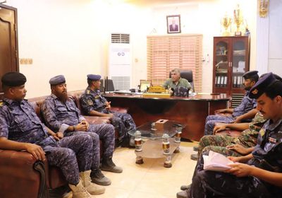المنهالي يناقش سير العمل الأمني بشرطة الدوريات في المكلا