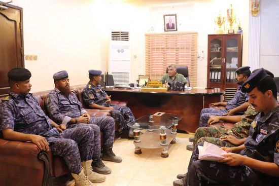 المنهالي يناقش سير العمل الأمني بشرطة الدوريات في المكلا