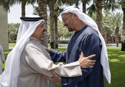رئيس الإمارات يزور ملك البحرين بمقر إقامته في أبوظبي