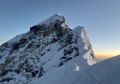       مصرع متسلقين أثناء محاولتهما تسلق جبل لوتسي