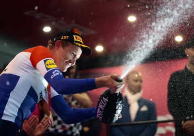 هولي يفوز بالمرحلة العاشرة من سباق إيطاليا للدراجات