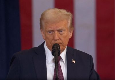 متهمًا إياهم بالخيانة.. ترامب يتوعد مساعدي بايدن