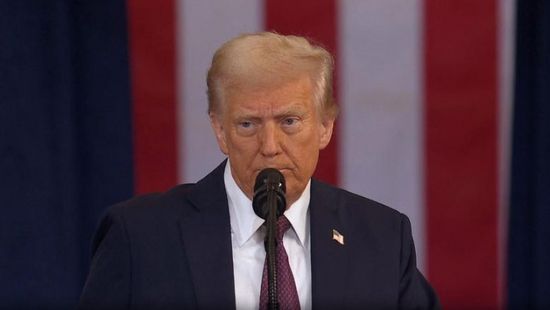 متهمًا إياهم بالخيانة.. ترامب يتوعد مساعدي بايدن