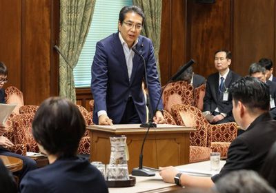 "هدايا الأرز" تطيح بوزير الزراعة الياباني