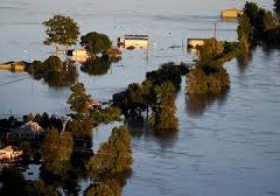 فيضانات مفاجئة تعزل بلدات أسترالية وفرار السكان لأسطح المنازل