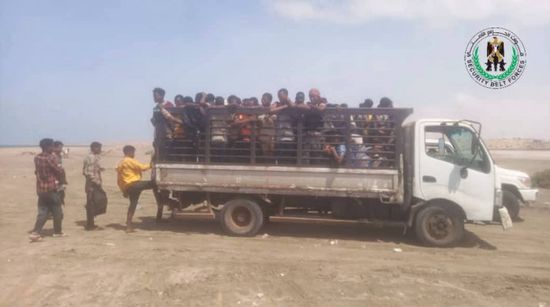 الحزام الأمني في الصبيحة يضبط 119 مهاجرا أفريقيا بعمق البحر