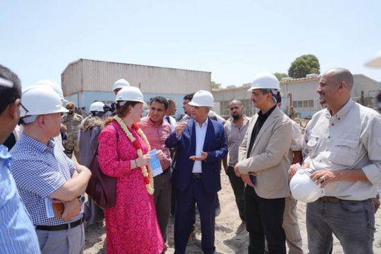 محافظ عدن ومسؤولة هولندية يتفقدان مشاريع قطاع المياه