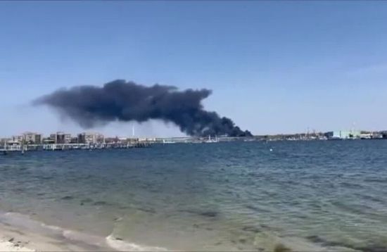 مصر.. اندلاع حريق ضخم بمركب سياحي في الغردقة