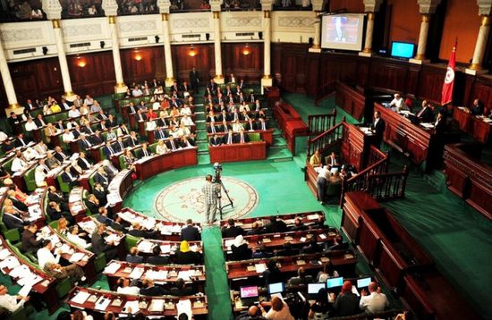 البرلمان التونسي يحظر عقود العمل عبر "المناولة"
