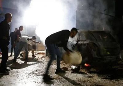 مستوطنون يحرقون مركبات ومنازل في بلدة بالضفة الغربية