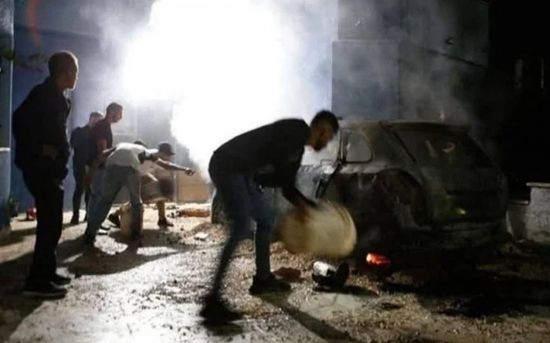 مستوطنون يحرقون مركبات ومنازل في بلدة بالضفة الغربية