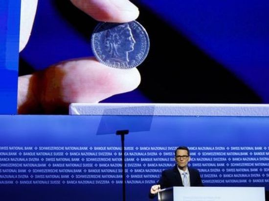 رئيس المصرف السويسري ينفي التلاعب بسعر الفرنك