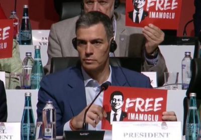 رئيس وزراء إسبانيا يطالب بالإفراج عن المعارض أكرم إمام أوغلو