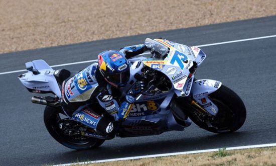 بيتزيكي سائق أبريليا يفوز بسباق بريطانيا للدراجات النارية