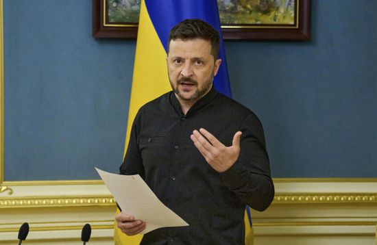 زيلينسكي يفرض عقوبات على 10 أشخاص من موسكو وكييف