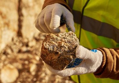 الصين تهيمن على معادن ومكونات البطاريات عالميًا