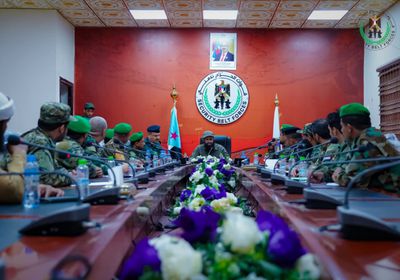 قائد الحزام الأمني يستعرض جهود تنظيم القوة البشرية