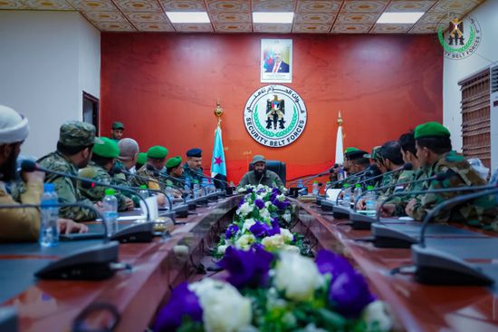 قائد الحزام الأمني يستعرض جهود تنظيم القوة البشرية