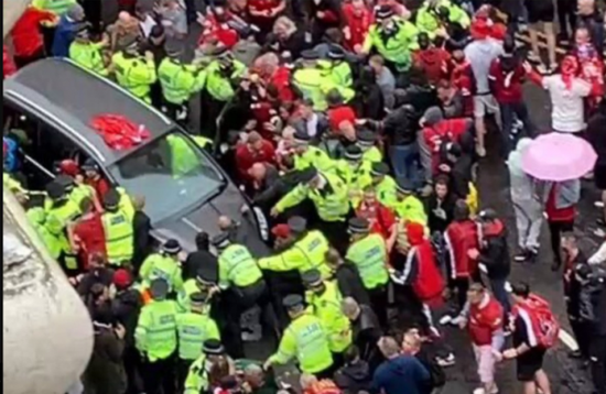 الشرطة البريطانية: سيارة تصدم حشداً من المارة في ليفربول