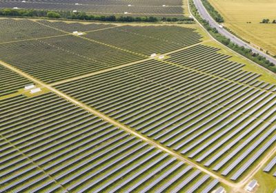 الطاقة الشمسية تتجاوز النووية عالميًا لأول مرة خلال الصيف