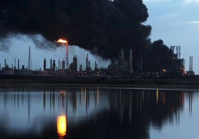 حريق في مصفاة إزميرالداس النفطية بالإكوادور وإجلاء السكان