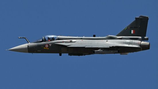 الهند توافق على تطوير نموذج لطائرة مقاتلة