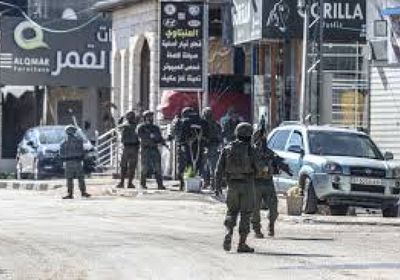 القوات الإسرائيلية تداهم محال صرافة في أنحاء الضفة الغربية المحتلة