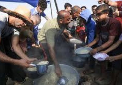 آلاف الفلسطينيين يحتشدون حول مركز لتوزيع المساعدات جنوب غزة