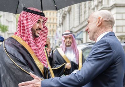 وزير الدفاع السعودي ونظيره البريطاني يستعرضان التعاون العسكري