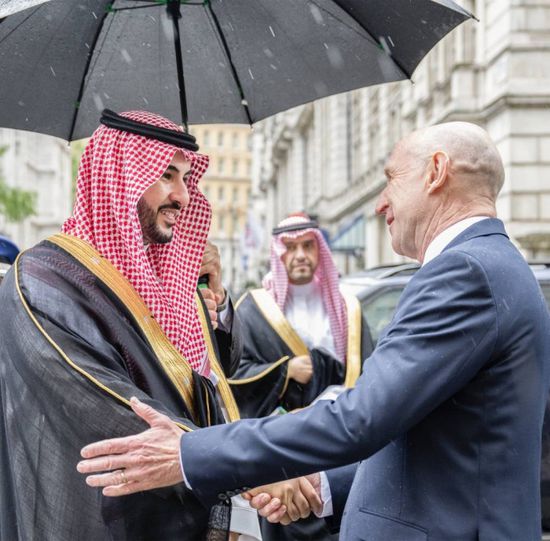 وزير الدفاع السعودي ونظيره البريطاني يستعرضان التعاون العسكري