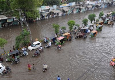 عواصف قوية في باكستان تتسبب بفيضانات ومقتل 10 أشخاص