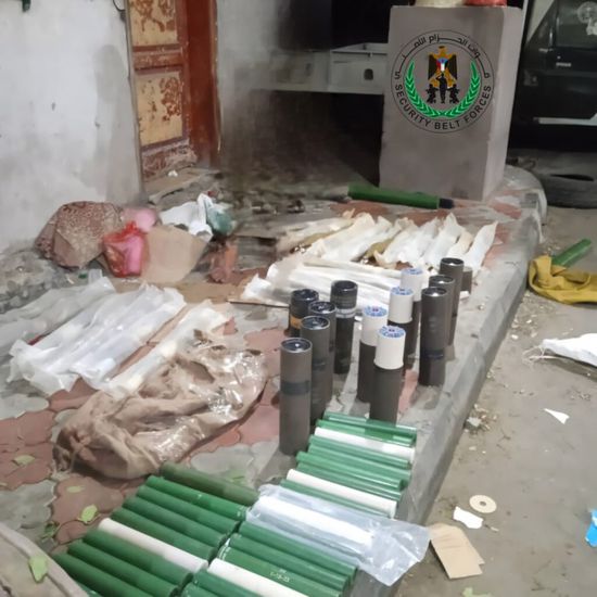 ضبط عشرات القذائف على متن شاحنة شرق العاصمة عدن