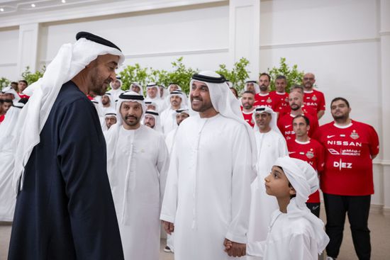 رئيس الإمارات يستقبل فريق شباب الأهلي في قصر البحر