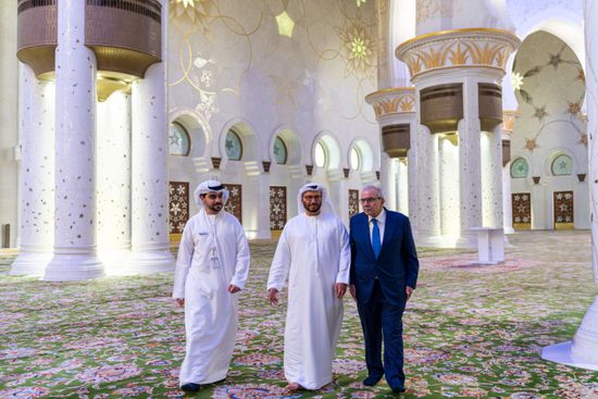 رئيس الوزراء اللبناني يزور جامع الشيخ زايد الكبير في أبوظبي