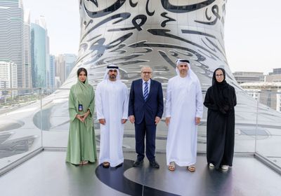 رئيس الوزراء اللبناني يزور متحف المستقبل في دبي