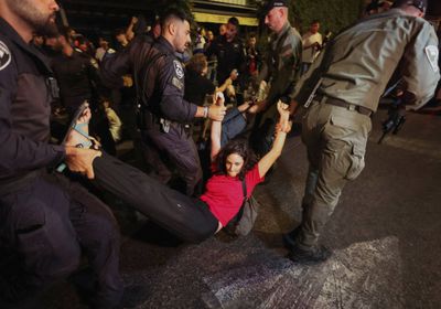 الشرطة الإسرائيلية تعتقل 62 متظاهرًا بتل أبيب