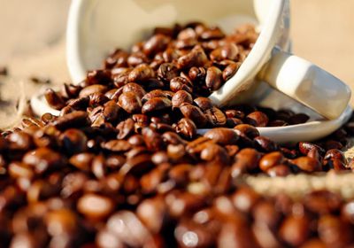 أسعار القهوة تتراجع إلى أدنى مستوى في شهر