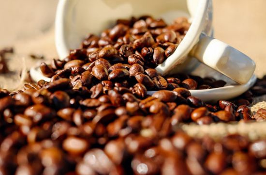 أسعار القهوة تتراجع إلى أدنى مستوى في شهر