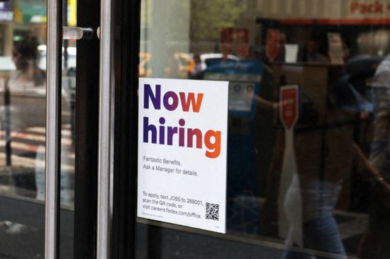 ارتفاع أكبر من المتوقع في عدد طلبات إعانة البطالة بأمريكا