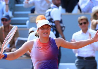 تشنغ تتألق في يوم مشمس في رولان جاروس