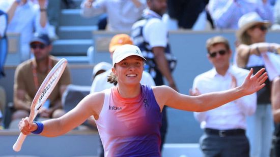 تشنغ تتألق في يوم مشمس في رولان جاروس