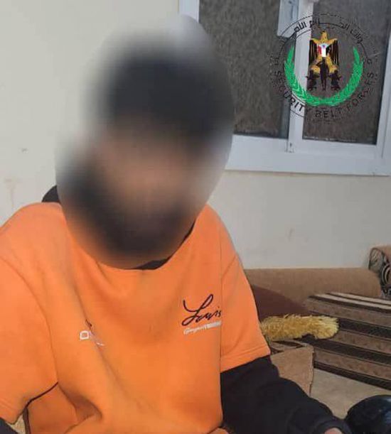 حزام لحج يضبط متهما بحيازة خمور وحشيش في نقطة الحسيني