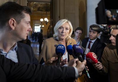 بسبب الضرائب.. لوبان تلوّح بسحب الثقة من الحكومة الفرنسية