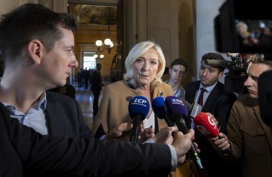 بسبب الضرائب.. لوبان تلوّح بسحب الثقة من الحكومة الفرنسية