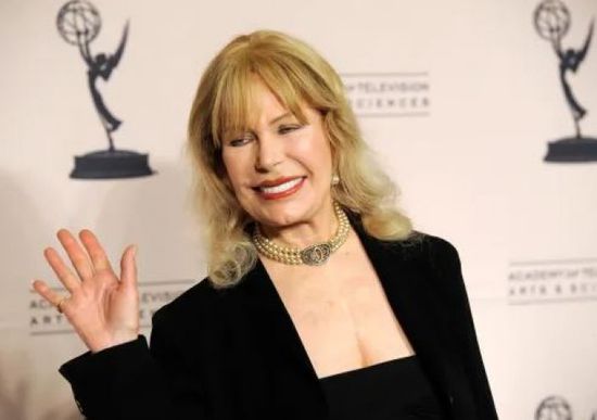 وفاة الممثلة الأمريكية لوريتا سويت