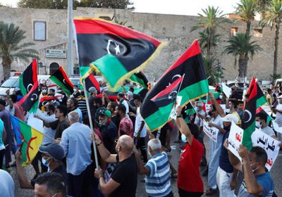 آلاف المتظاهرين يرفعون البطاقة الحمراء أمام الدبيبة بطرابلس