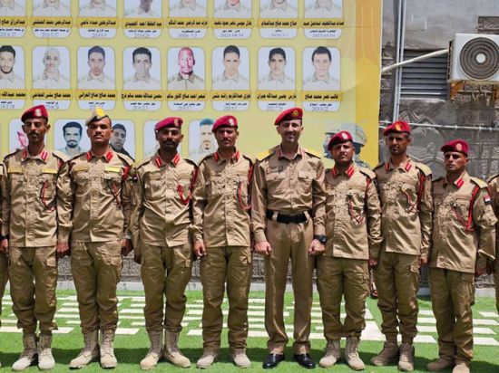 العنشلي يكرم خريجي الدفعة الثالثة جامعيين من الكلية الحربية